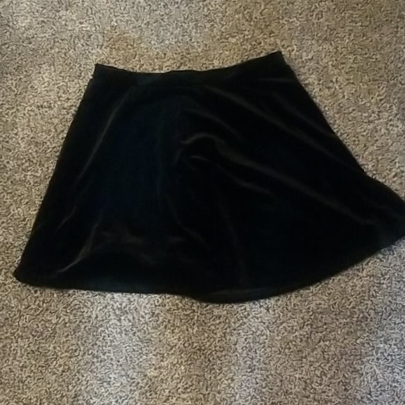 Black skirt - Picture 2 of 3